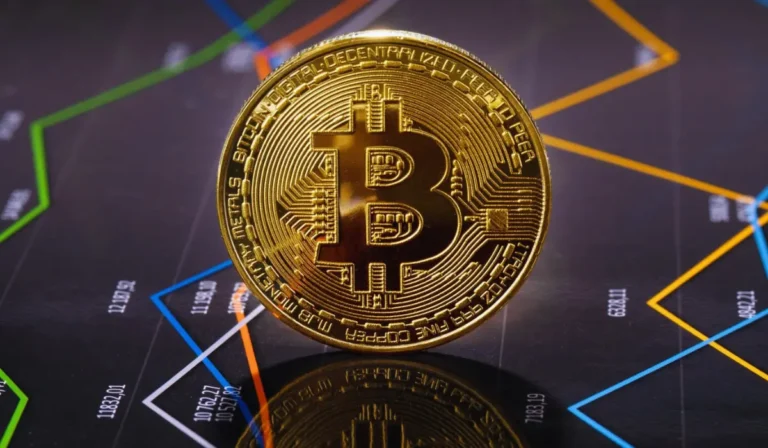 Rappresentazione digitale di Bitcoin con grafici finanziari e rete blockchain che illustrano i fattori alla base del suo valore